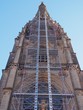 Kirchenturm - hohes Gerüst für Renovierungsarbeiten	
