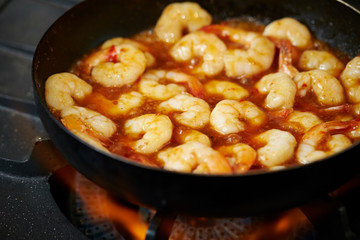 Poster - Grilling shrimps with sauce