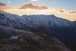 Hütte in den Alpen im Neuschnee