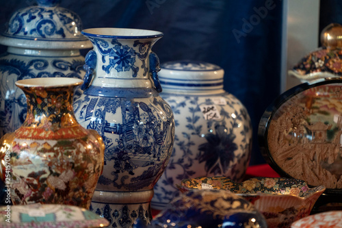 Fotografía Chinese porcelein at the market