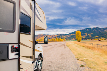 American Highway in Autumn，RV