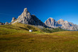 Berge in den Dolomiten mit Wohnmobil bei blauem Himmel