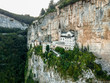 Kloster Madonna della Corona im Steilhang in Italien aus der Luft aufgenommen