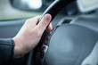 © heike114 - Mann hält das Lenkrad eines Fahrzeugs
