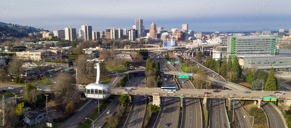 The Portland Tram Moves East over Interstate 5 Toward the Waterfront - obrazy, fototapety, plakaty 