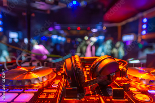 auriculares dj sobre mesa de mezclas platos fiesta Obraz na płótnie