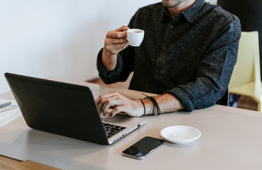 Canvas Print - Casual man working in a cafe