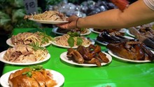 Slow Motion Of Asian Hands Of Shop Owner Take The Traditional Food Of Chicken And Ducks Cut Into Slices For Sell To People At Street Market In Taipei. Woman Sale Aliments On Marketplace Of Taiwan-Dan