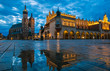 Splendida veduta della piazza del mercato di Cracovia durante un'alba piovosa