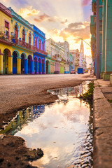 Wall Mural - Street scene with sunset in downtown Havana