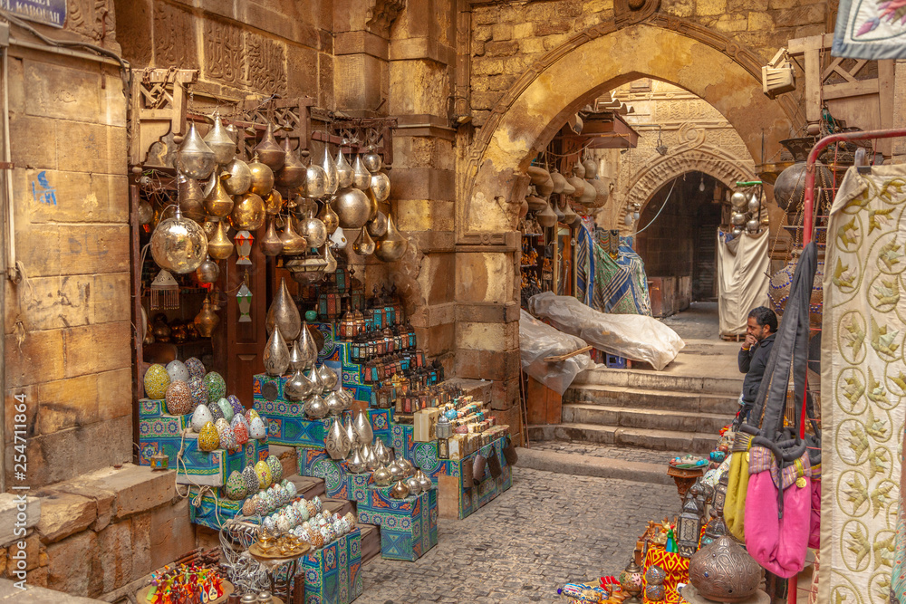 Lamp or Lantern Shop in the Khan El Khalili market in Islamic Cairo - obrazy, fototapety, plakaty 