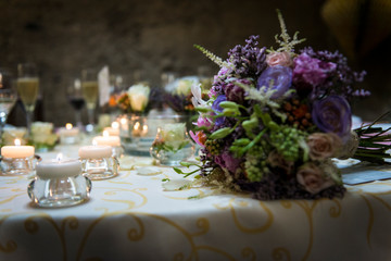 Mesa de boda con ramo de flores