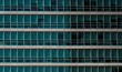 Glasfront eines Bürogebäudes