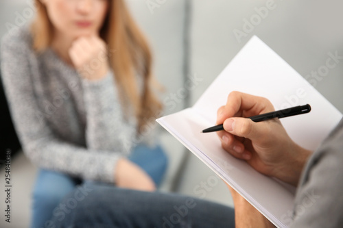 Fotomural Male psychologist working with patient in office, closeup