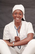 femme noir infirmière vêtu en blouse blanche
