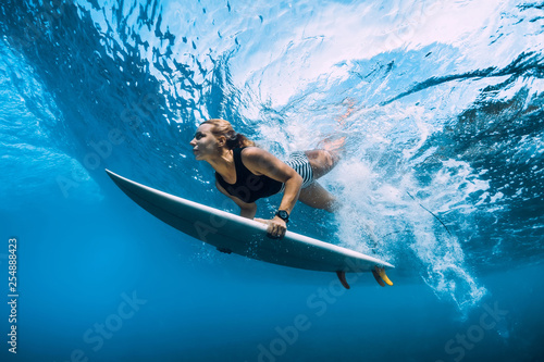 Obraz Dibond Surfer kobieta nurkować pod wodą. Surfgirl nurkować pod wielką falą