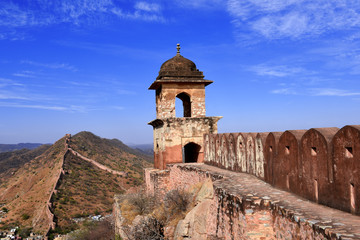 Wall Mural - ancient watchtower in the great indian wall overlooking the city of Amer near to the Amber Fort, Radjasthan, Jaipur, India