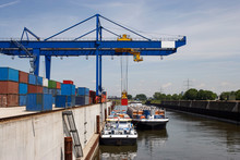 Container Verladung In Einem Binnenhafen