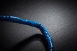 Kabel mit blauem Isolierband umwickelt