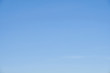 © 77pixels - Wolkenloser blauer Himmel in verschiedenen Farbtönen und leicht schweifenden Wolken