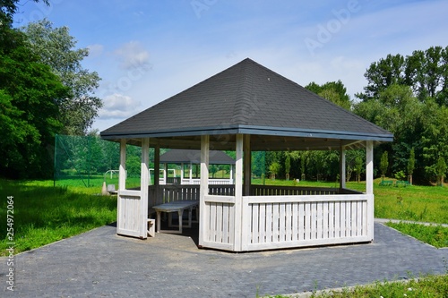 Fotomural Wooden bower, gazebo in parks - Relax and unwind - Grilling in the bosom of nat