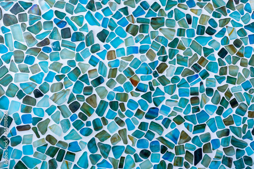 Dekoracja na wymiar  sciana-z-mozaiki-szklanej-o-nieregularnym-ksztalcie-seas