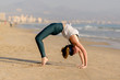 © MiguelZare - Chica haciendo yoga en la playa