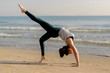 © MiguelZare - Chica haciendo yoga en la playa