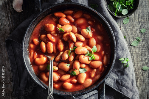 Cuadros en Lienzo Tasty baked beans with garlic and fresh tomatoes