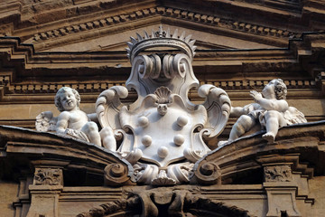 Canvas Print - The Medici arms and two angels over the central circular window of Santi Michele e Gaetano church in Florence, Italy