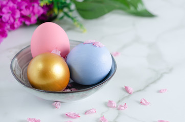  Colorful easter eggs in ceramic bowl.