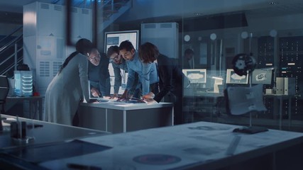 Leinwandbilder - Engineers Meeting in Technology Research Laboratory: Engineers, Scientists and Developers Gathered Around Illuminated Conference Table, Talking and Finding Solution, Inspecting Engine Design