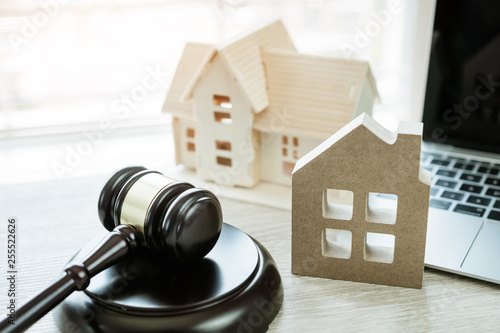Fotomural Judge gavel / house model, Ideas for foreclosure in real estate auction and bidding home