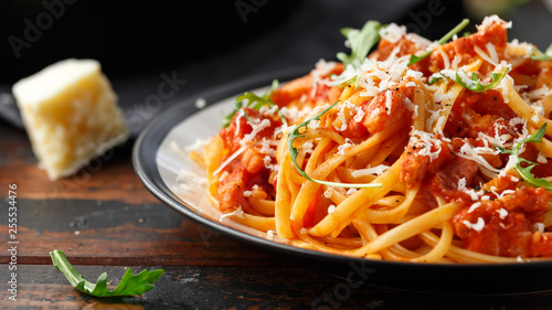 Fotografía Spaghetti alla Amatriciana with pancetta bacon, tomatoes and pecorino cheese