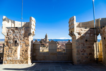 Wall Mural - Segovia, Spain – View from Juan II tower in Winter time of the Alcazar of the old town of Segovia and the Cathedral with the snow capped Sierra de Guadarrama behind