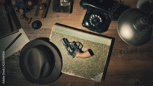 Fotografía Noir 1950s style detective desktop with revolver