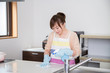 © buritora - ワークトップを掃除する女性