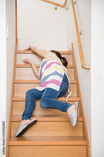 階段で転ぶ女性 Stock Photo Adobe Stock 階段で転ぶ女性 Stock Photo Adobe Stock