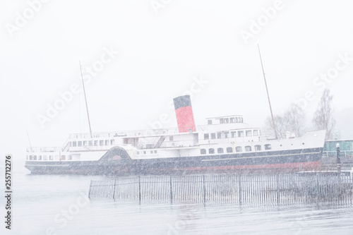 Cuadros en Lienzo Steam ship in winter at Loch Lomond snowing maid