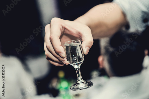 Fotografía Kieliszek w ręku na toast