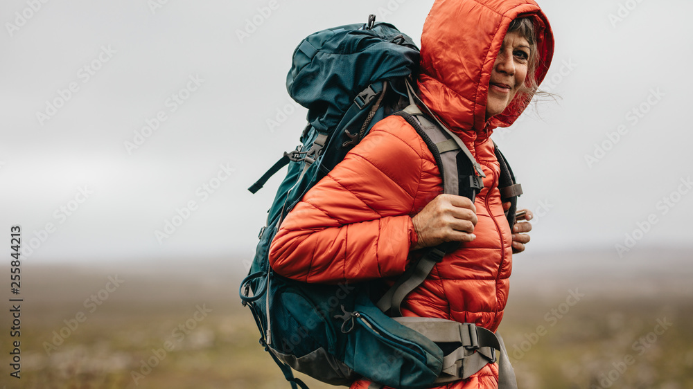 Portrait of a woman on a hiking adventure - obrazy, fototapety, plakaty 