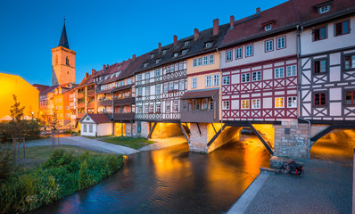Fototapete - Historic city center of Erfurt with famous Krämerbrücke bridge illuminated at twilight, Thüringen, Germany