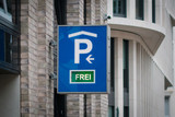 Fototapeta Londyn -  parking sign showing available parking spot   (german : frei)  -  parking lot -