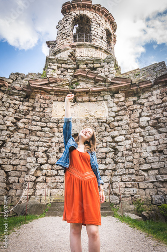 Cuadros en Lienzo junge Frau vor Ruine / Burg mit kraftvoller Pose