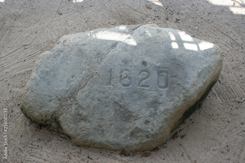 Fotomural Plymouth Plymoth Rock 1620 Massachusetts Pilgrims Christopher Columbus Mayflower