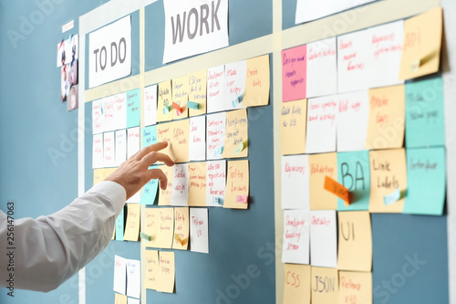 Cuadros en Lienzo Young man near scrum task board in office