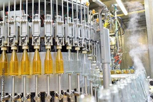 Fotografía Flaschenabfüllung Apfelsaft in Mosterei - Fliessband Automatisierung in d