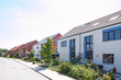 Straße mit Neubauten und schönen Vorgärten in Nordrhein-Westfalen