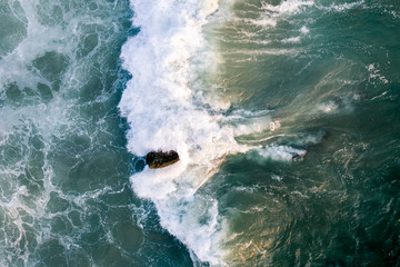 Olas y rocas 2