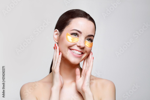 Fotomural Beautiful young girl with eye patches